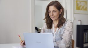 Kvinde sidder ved computer