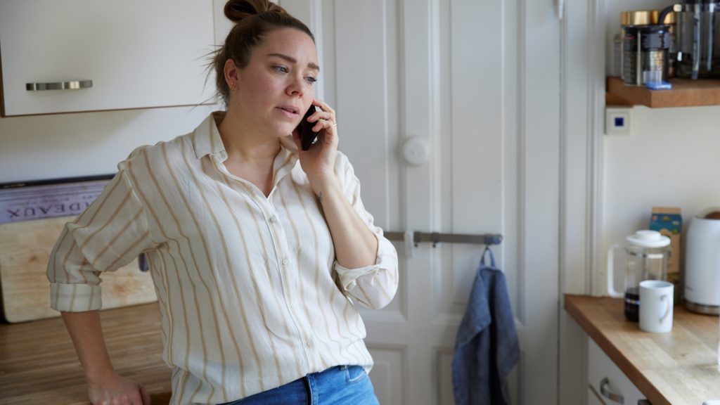 Kvinde taler i telefon - fx brugt i artikel om rådgivning for pårørende