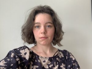 Pige ser frem for sig med et neutralt ansigtsudtryk