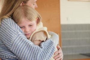 Mor giver trist datter et kram